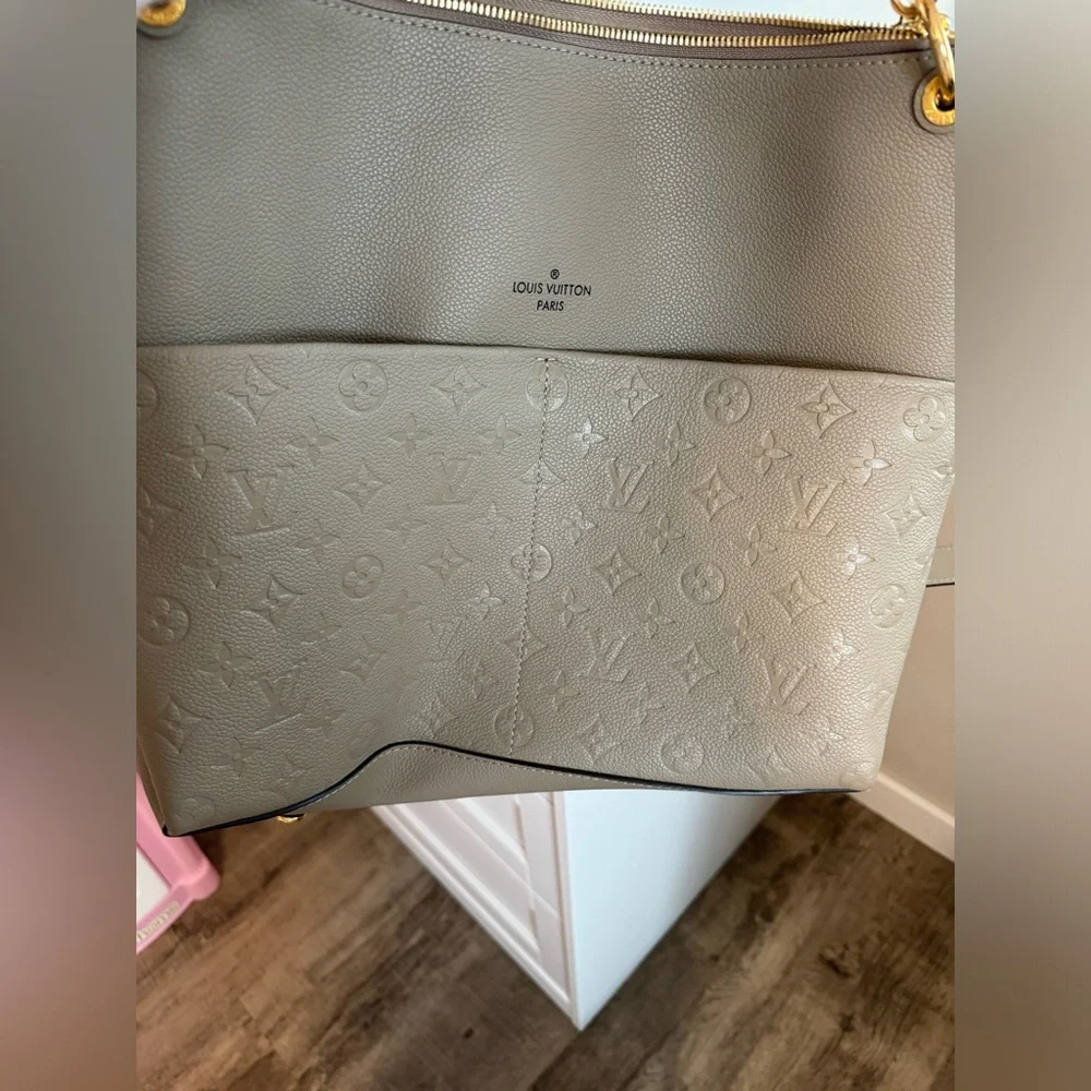 Faux LV purse - Picture 3 of 6